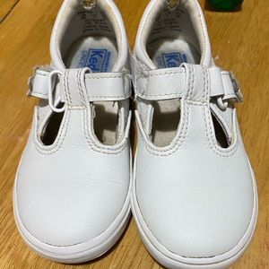Toddler girl Keds size 7 only flaw is at the back of the hill. Great cond